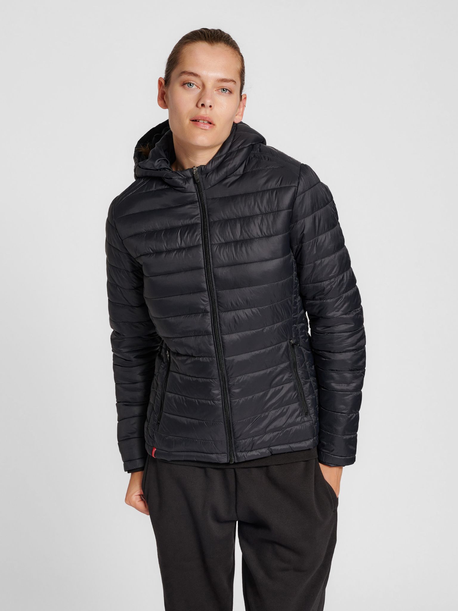 hmlRED QUILTED HOOD JACKET WOMAN